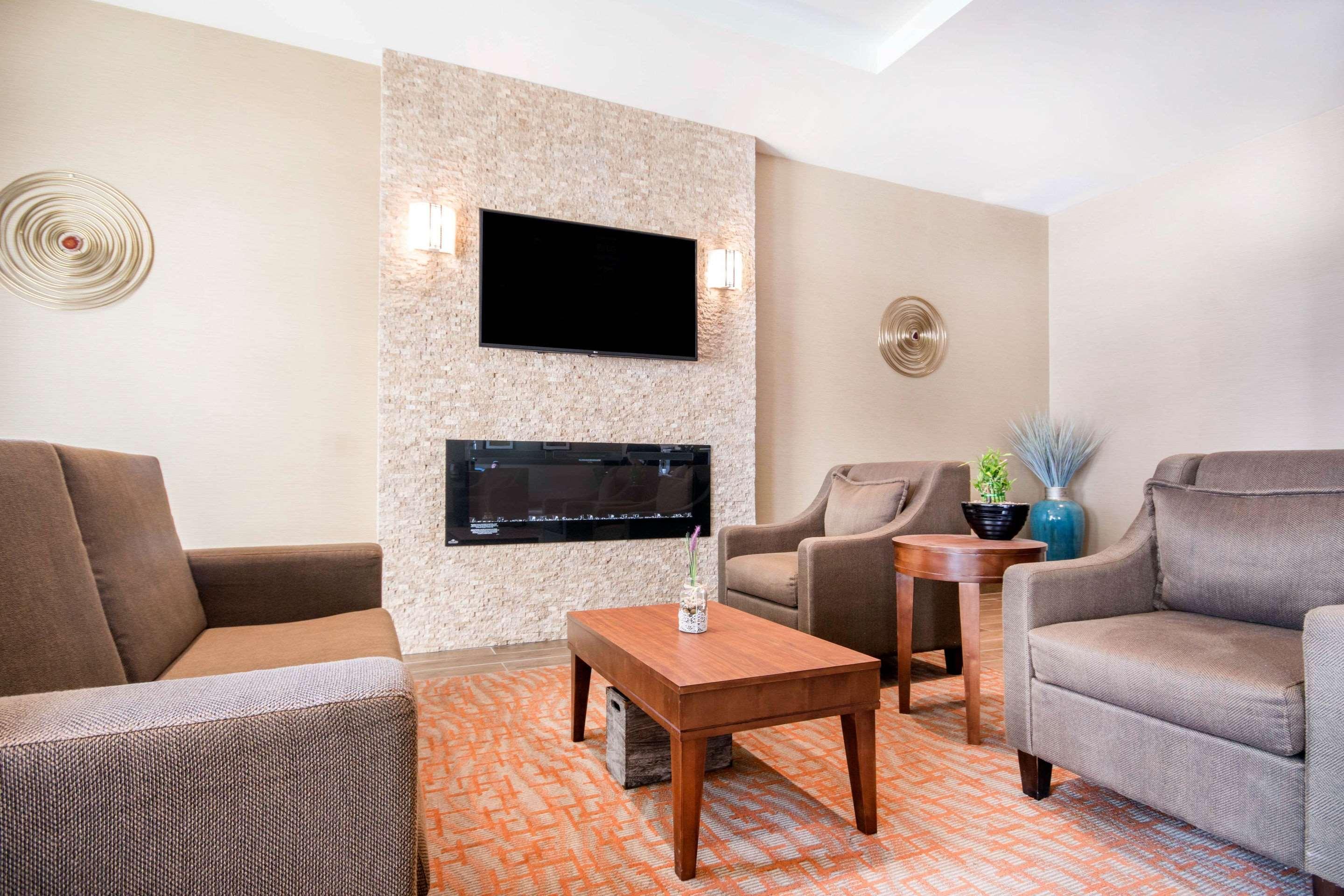 Comfort Inn & Suites Merritt Buitenkant foto